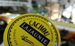 Sur la nouvelle ligne de production de la marque de bonbons Cachou Lajaunie, inaugurée le 15 février à Toulouse.