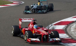 L'Espagnol Fernando Alonso (Ferrari), vice-champion du monde 2012, a remporté dimanche à Shanghai le Grand Prix de Chine de Formule 1, devant le Finlandais Kimi Räikkönen (Lotus) et le Britannique Lewis Hamilton (Mercedes), sa 31e victoire en F1.