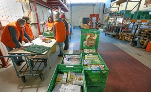 Les bénévoles vident l'entrepôt pour accueillir la collecte de ce week-end.