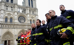 Les pompiers de Paris ont été remerciés ce mardi 16 avril 2019 par le le ministre de l’Interieur Christophe Castaner devant Notre Dame de Paris.