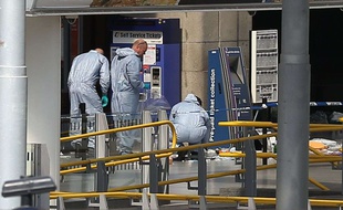 Des scientifiques sur les lieux du drame pour tenter d'apporter de nouveaux éléments d'enquête sur l'attentat survenu à Manchester