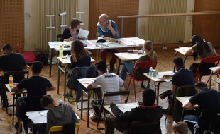 Des lycéens lors de l'épreuve de philo du bac, au lycée Pasteur de Strasbourg, lundi 17 juin.