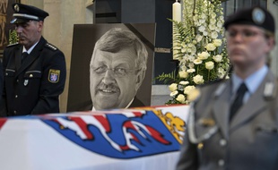 Walter Lübcke a reçu une balle tirée à bout portant et baignait dans une mare de sang lorsqu'il a été retrouvé mort sur sa terrasse.