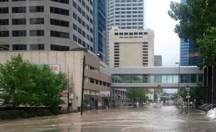 Après une baisse progressive du niveau de l'eau à Calgary, au lendemain d'inondations qui ont fait trois morts dans la région, c'est au tour de Medicine Hat, sixième ville de l'Alberta, de redouter l'arrivée des flots, attendus dès lundi matin