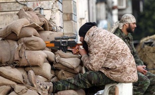 Un soldat libyen surveille une rue de Benghazi le 28 février 2015