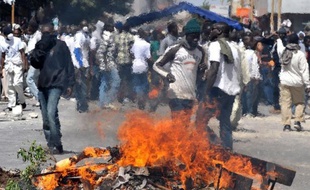 Un jeune homme est mort dimanche soir à Rufisque, dans la banlieue de Dakar, après avoir été blessé à la tête par une pierre lors d'affrontements avec des policiers, a déclaré lundi son tuteur, un imam de la confrérie musulmane tidiane.