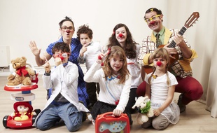 Illustration des clowns du Rire médecin avec des petits patients. Ce week-end, des étudiants vendront des nez rouges au profit de cette association.