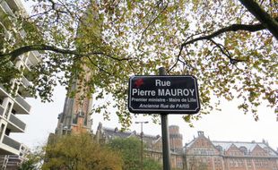 La première plaque de rue au nom de Pierre Mauroy, inaugurée le 1er décembre 2017, devant l'hôtel de ville.