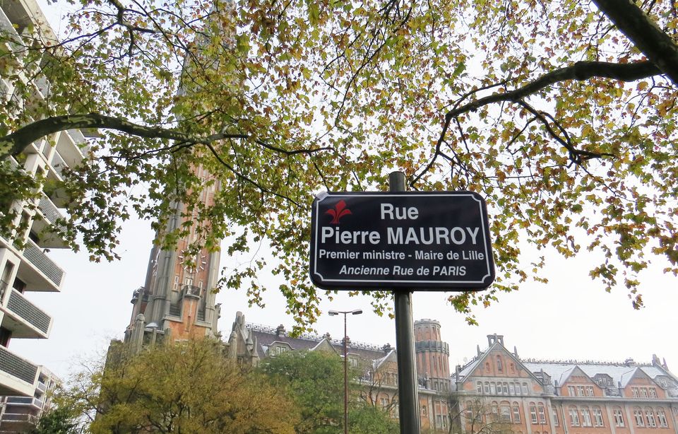 VIDEO. Lille La rue de Paris devient rue PierreMauroy, et ça énerve les commerçants VIDEO. Lille La rue de Paris devient rue PierreMauroy, et ça énerve les commerçants
