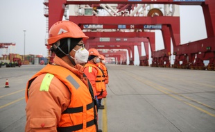 Des employés chinois sur un port à Qingdao (province du Shandong), le 5 février 2020.