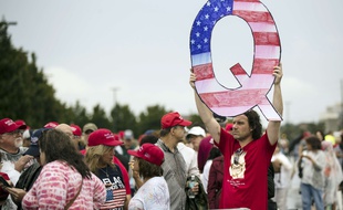 «QAnon» est composé d'une armée de complotistes qui veulent faire réélire Trump.