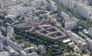 Quatre détenus par cellule de 12 m2, WC dans un coin de la pièce: les conditions de détention à la maison d'arrêt parisienne de La Santé viennent d'être sanctionnées par la justice, qui a octroyé des dommages et intérêts à trois détenus