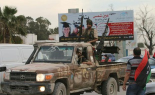 Des soldats libyens paradent le 17 février 2016 à Benghazi pour le 5e anniversaire de la révolution