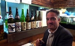 Un beau jour de 1988 John Gauntner a débarqué de Cleveland (Ohio) au Japon pour un voyage d'un an, le premier de sa vie hors des Etats-Unis. 24 ans plus tard, il est toujours là... pour l'amour du saké.
