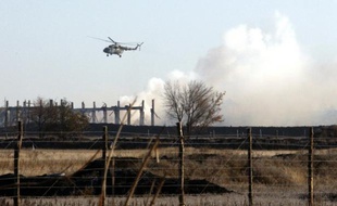 Un hélicoptère des forces armées ukrainiennes vole au-dessus de Svatove, dans la région du Lougansk, le 30 octobre 2015