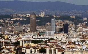 Vue aérienne de Lyon le 31 juillet 2010 avec les immeubles de bureaux de La Part-Dieu (g) et Oxygène (c) et en arrière-plan la colline et la basilique de Fourvière