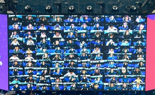 Les 100 joueurs d'une partie du jeu vidéo Fortnite pour les finales de la Coupe du monde Fortnite au stade Arthur Ashe à Flushing, New York, aux Etats-Unis, le 27 juillet 2019