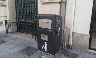 Un poubelle solaire et connectée, installée rue Saint-Férréol à Marseile