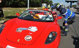 Une Ferrari et son équipage lors d'une course de cannonball (illustration).