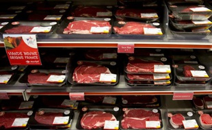 Un stand de viande dans un supermarché le 25 août 2015 à Paris