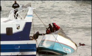 Les recherches pour retrouver le quatrième marin victime du naufrage du chalutier Manureva, qui s'était retourné en Manche dans la nuit de lundi à mardi au large de Saint-Cast-Le-Guildo (Côtes d'Armor), ont repris mercredi matin, a indiqué la préfecture maritime de l'Atlantique. .