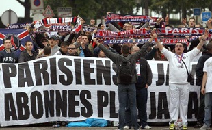 Le collectif "Liberté pour les abonnés" lors d'une manifestation, le 15 mai 2010, à Paris.