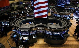Wall Street profitait jeudi à l'ouverture de données positives sur l'emploi et l'immobilier aux Etats-Unis, qui occultaient en partie les résultats mitigés de Bank of America et Citigroup: le Dow Jones gagnait 0,28% et le Nasdaq 0,33%.