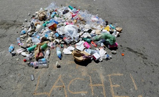 Des déchets rassemblés sur la promenade des Anglais à Nice (archives)