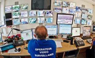 Neuf opérateurs se relaient 24h/24 au centre de vidéosurveillance de Saint-Cyprien.