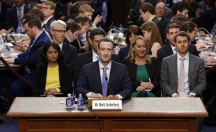 Le patron de Facebook, Mark Zuckerberg, face aux membres de Comité judiciaire du Sénat américain le 10 avril 2018.