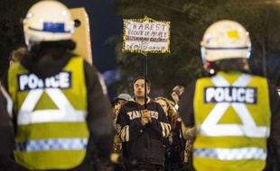 La 41e marche nocturne consécutive contre la hausse des frais de scolarité s'est déroulée dans le calme et la bonne humeur dimanche soir dans les rues de Montréal, alors que la veille elle avait été très peu suivie.