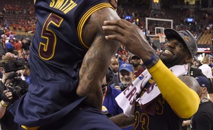 LeBron James fête la qualification en finale NBA de Cleveland, le 27 mai 2016.