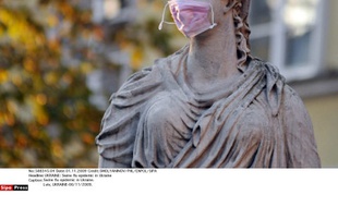 Une statue affublée d'un masque en Ukraine lors de l'épidémie de grippe porcine de 2009.