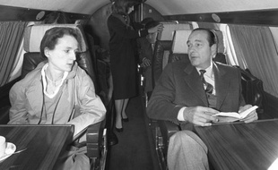 L'ex-président français Jacques Chirac (d) avec sa fille Laurence, le 26 avril 1981 à bord d'un avion à destination de Sarran en Corrèze