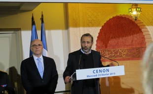 Bernard Cazeneuve avec Tareq Oubrou, recteur de la mosquée de Bordeaux, le 25 février 2015 à Cenon