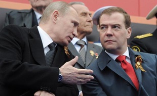 Le Premier ministre russe Dmitri Medvedev adéfend le droit "moral" de Vladimir Poutine de diriger la Russie pour un troisième mandat en dépit d'une vague de protestation dans le pays après leur décision en septembre de permuter leurs postes.