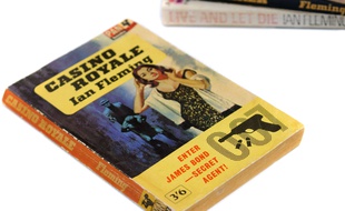 Plusieurs tomes de la saga James Bond de Ian Fleming