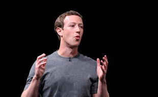 Le patron de Facebook Mark Zuckerberg lors d'une conférence de presse à Barcelone le 21 février 2016