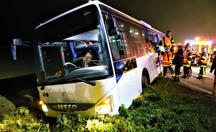 Le bus scolaire a terminé dans un fossé.