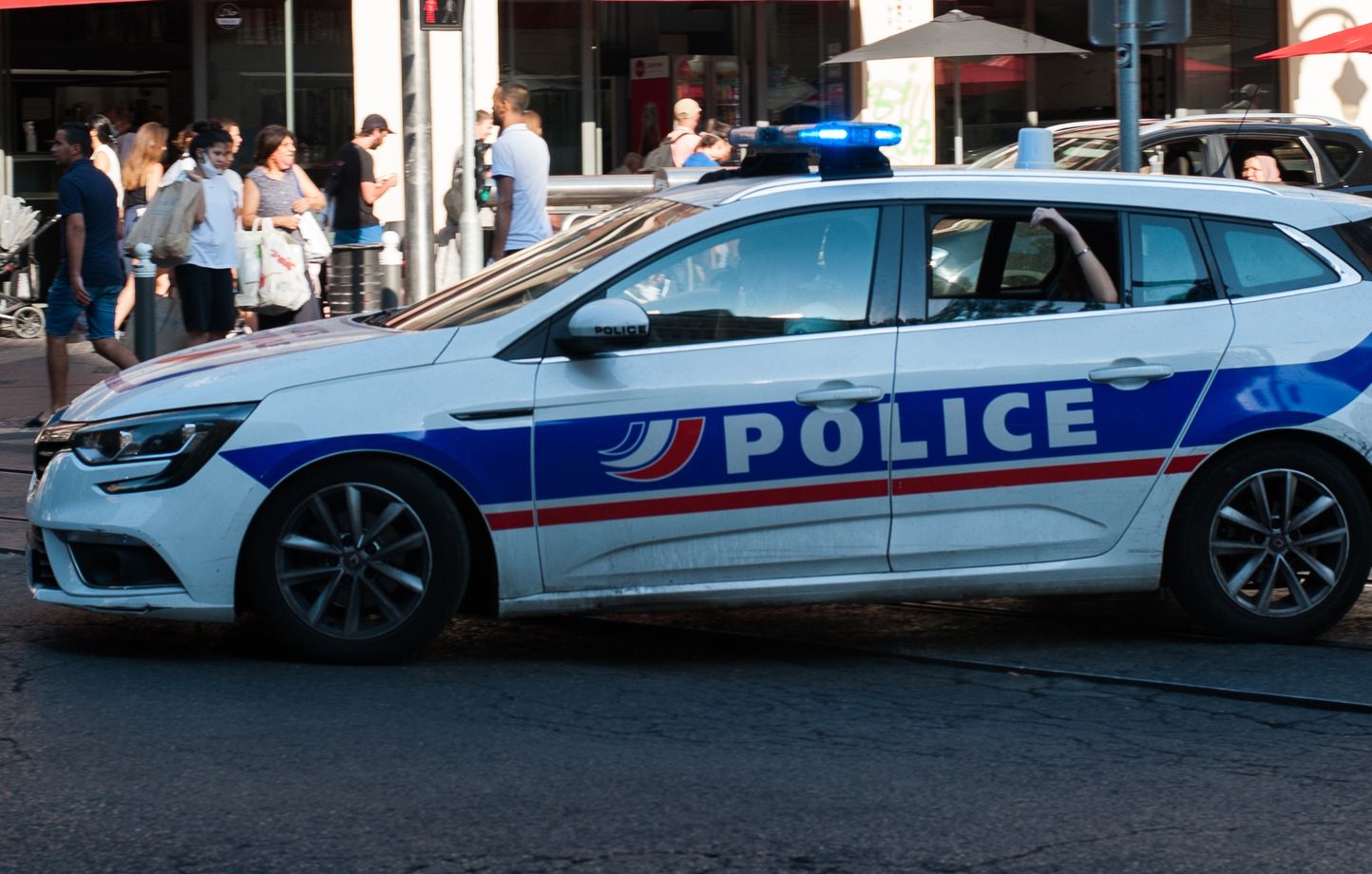 Illustration d'une voiture de police dans le centre-ville de Marseille 