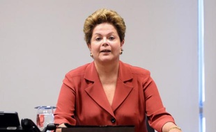 La présidente Dilma Rousseff a reculé partiellement mardi sur ses projets politiques face à une levée de boucliers parlementaire, alors que les syndicats se sont joints au vent de fronde en annonçant une grève pour le 11 juillet.
