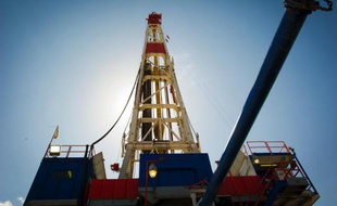 Les Etats-Unis devraient accéder dès cette année au rang de premier producteur mondial de pétrole et gaz devant l'Arabie Saoudite et la Russie, indique l'administration américaine vendredi.