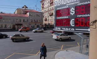 La monnaie russe s'enfonce chaque jour à de nouveaux records de faiblesse et les autorités, impuissantes, semblent se résoudre à voir la population payer un prix chaque jour plus élevé à la crise ukrainienne