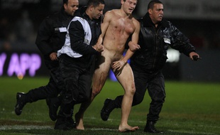 L'un des deux streakers qui ont couru sur la pelouse d'Ernest-Wallon lors du match de rugby Stade Toulousain-Grenoble, le 29 novembre 2014. - AFP