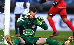 PSG-Strasbourg: Comment on choisit de titulariser un gardien? Oukidja face à Di Maria lors de Strasbourg-PSG en coupe de la Ligue. (Archives)