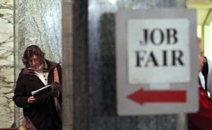 Le taux de chômage des Etats-Unis est remonté en mai pour la première fois en un an et les mauvais chiffres de l'emploi publiés vendredi, qui ont fait plonger les Bourses, font désormais craindre un ralentissement prolongé de l'économie américaine.