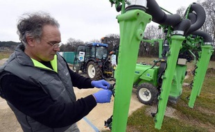 Un membre de l'Institut de recherche en sciences et technologie pour l'environnement et l'agriculture contrôle un pulvérisateur de produits phytosanitaires pour les vignes, le 17 février 2015 à Montpellier