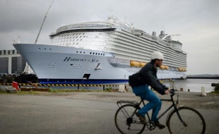 Le Harmony of the Seas "n'est pas seulement le plus gros paquebot du monde, (...) c'est aussi le plus cher jamais construit", selon son propriétaire, le groupe américain Royal Caribbean Cruises Ltd (RCCL)