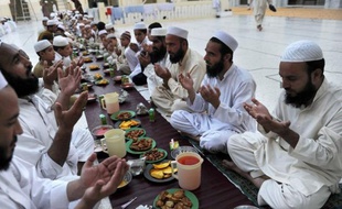 Partagés entre leur foi et leur désir de performance, les 3.500 athlètes de confession musulmane présents à Londres doivent honorer deux rendez-vous importants, le mois du Ramadan et les jeux Olympiques qui s'ouvrent vendredi.