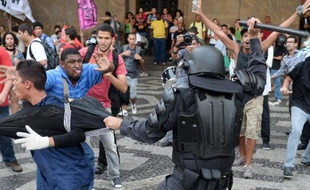 Une manifestation contre la hausse du prix du ticket de bus à Rio de Janeiro a dégénéré jeudi en affrontements entre manifestants et policiers, faisant, selon le quotidien O Globo, un blessé parmi les journalistes.